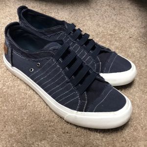 Cute! Navy Blowfish sneakers size 9.5
